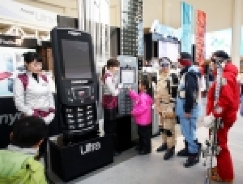 삼성전자가 본격적인 스키 시즌을 맞아 하얀 설원이 펼쳐진 스키장에서 울트라에디션을 주제로 한 다양한 이벤트를 펼치고 있다. 휘닉스 파크 스키 하우스에 설치된 울트라에디션 전시장에서 스키어들이 최신 애니콜 휴대폰을 직접 체험해 보고 있는 모습.