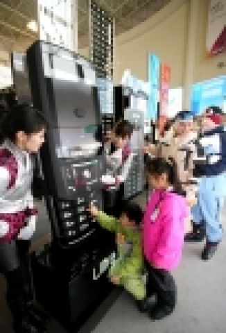 삼성전자가 본격적인 스키 시즌을 맞아 하얀 설원이 펼쳐진 스키장에서 울트라에디션을 주제로 한 다양한 이벤트를 펼치고 있다. 휘닉스 파크 스키 하우스에 설치된 울트라에디션 전시장에서 스키어들이 최신 애니콜 휴대폰을 직접 체험해 보고 있는 모습.