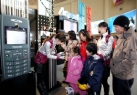 삼성전자가 본격적인 스키 시즌을 맞아 하얀 설원이 펼쳐진 스키장에서 울트라에디션을 주제로 한 다양한 이벤트를 펼치고 있다. 휘닉스 파크 스키 하우스에 설치된 울트라에디션 전시장에서 스키어들이 최신 애니콜 휴대폰을 직접 체험해 보고 있는 모습.