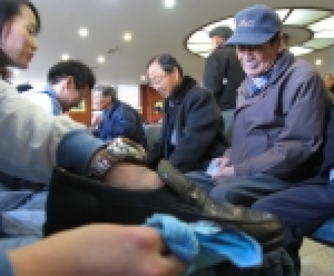 15일 오전, 현대오일뱅크 신입사원들이 서울 종로구 소재 서울노인복지센터를 방문, 약 3천여 명에 이르는 노인들의 점심식사 준비와 구두닦이등 어르신 수발 봉사활동을 실시했다.
