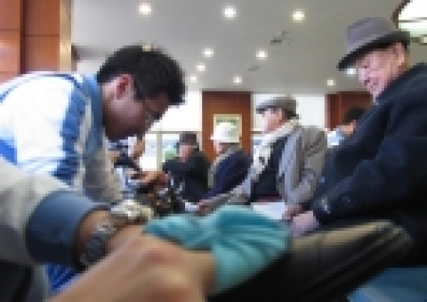 15일 오전, 현대오일뱅크 신입사원들이 서울 종로구 소재 서울노인복지센터를 방문, 약 3천여 명에 이르는 노인들의 점심식사 준비와 구두닦이등 어르신 수발 봉사활동을 실시했다.
