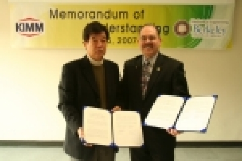 오른쪽이 Dr. Albert P. Pisano, 왼쪽이 박화영 원장