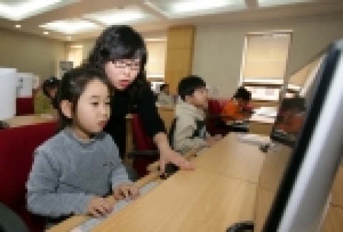 포스코 인재개발원은 지난 8일부터 오는 19일까지 2주동안 겨울방학을 맞은 직원 자녀와 지역 어린이들을 대상으로 어린이 IT교실을 운영한다.
