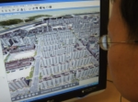 ETRI 공간정보연구팀 한 연구원이 이번에 개발된 멀티센서 공간정보처리 통합기술 SW를 이용 시연하고 있다(화면은 대전시 소재 아파트 모습의 3D 공간모델)