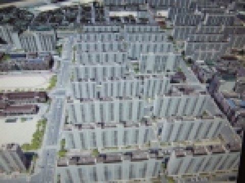 ETRI 공간정보연구팀 한 연구원이 이번에 개발된 멀티센서 공간정보처리 통합기술 SW를 이용 시연하고 있다(화면은 대전시 소재 아파트 모습의 3D 공간모델)