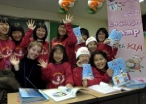 기아자동차가 지난해 12월 기아차 구입고객 중 영어캠프 참가신청을 한 초·중학교 재학 자녀 1천여명을 대상으로 15일부터 다음달 2일까지 강남대, 원광대, 동부산대 등 3곳에서 영