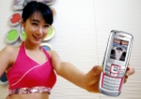 삼성전자‘울트라에디션 HSDPA폰’이 명품 경주용 차량인 「맥라렌」폰으로 재탄생했다. ‘맥라렌-메르세데스폰’에 선정된 ‘울트라에디션 HSDPA 맥라렌폰’은 명품 경주용 차량인 ‘맥