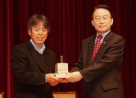 이만기 기상청장(오른쪽)은 1월 16일 11시 기상청 2층 대강당에서 있었던 기상홍보대사 위촉식에서 엄홍길씨(왼쪽)에게 위촉패를 증정했다. 