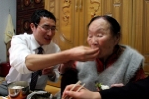 산업은행은 2007년도 입행한 신입행원들이 16일 영등포종합사회복지관에서 사랑의 실천을 위한 ‘나눔교육’을 받고, 35명의 독거노인들과 함께 하는 자원봉사활동을 통해 사회공헌의 의