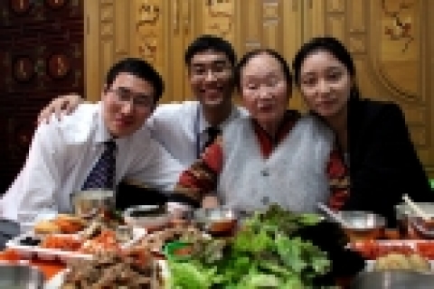 산업은행은 2007년도 입행한 신입행원들이 16일 영등포종합사회복지관에서 사랑의 실천을 위한 ‘나눔교육’을 받고, 35명의 독거노인들과 함께 하는 자원봉사활동을 통해 사회공헌의 의