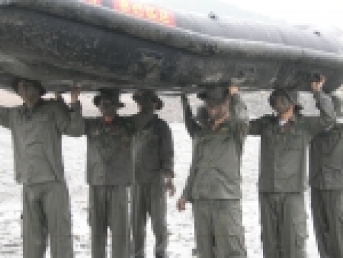 지난해 10월, 1,200대 1의 입법고시를 통과한 국회사무처 신입사무관 20여명이 '해병대 지옥훈련 과정'의 훈련을 받고있다.