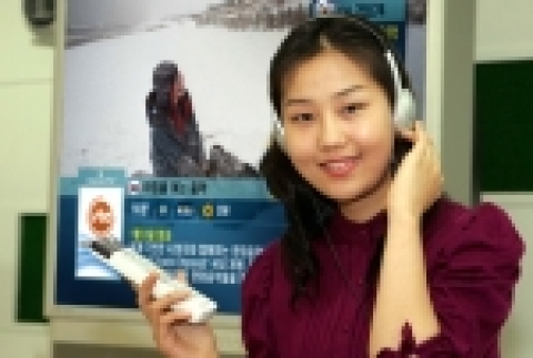 하나로텔레콤이 제공하는 TV포털 서비스 <하나TV> 고객이 <하나TV>를 통해 영화음악을 감상하고 있다. 
