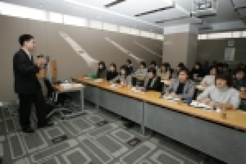 포스코 사회봉사팀의 나영훈 과장이 포항지역 사회복지 실습생들을 대상으로 포스코의 사회봉사활동 현황에 대해 설명하고 있다.
