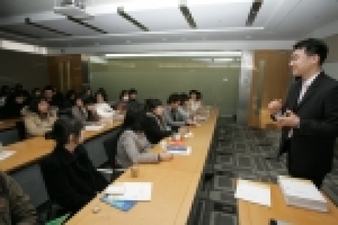 포스코 사회봉사팀의 나영훈 과장이 포항지역 사회복지 실습생들을 대상으로 포스코의 사회봉사활동 현황에 대해 설명하고 있다.
