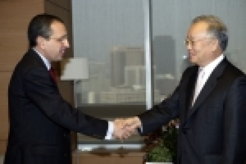 손경식 대한상공회의소 회장(오른쪽)이 17일 상의회관에서 몬세프 바아티(Moncef BAATI) 주한튀니지대사(왼쪽)를 만나고 있다. 