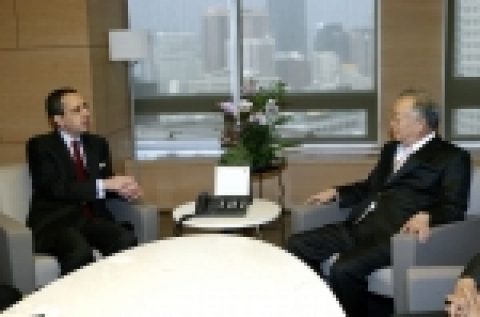 손경식 대한상공회의소 회장(오른쪽)이 17일 상의회관에서 몬세프 바아티(Moncef BAATI) 주한튀니지대사(왼쪽)를 만나고 있다. 