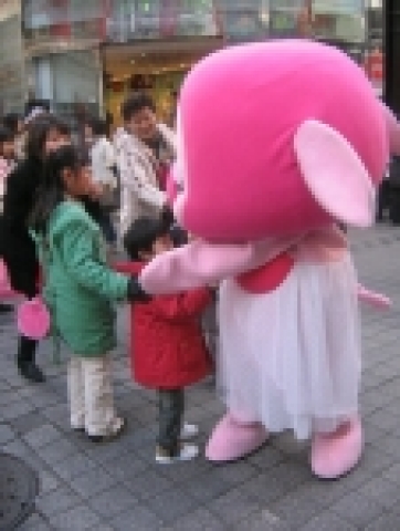 명동 프리허그 장면