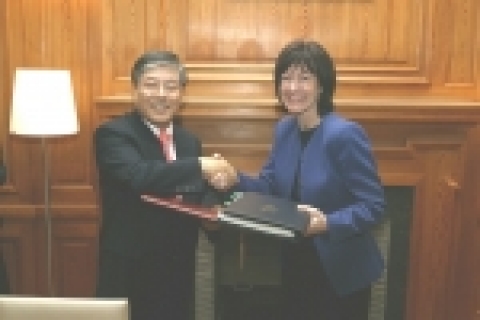 2007. 1. 17.(수) 브뤼셀 소재 벨기에 법무부장관 회의실에서 김성호 법무부장관과 로레뜨 온케링스 벨기에 법무부장관이 참석하여「한-벨기에 법무장관 회담」및「한-벨기에 형사사