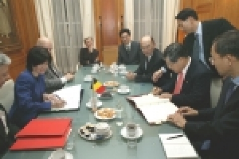 2007. 1. 17.(수) 브뤼셀 소재 벨기에 법무부장관 회의실에서 김성호 법무부장관과 로레뜨 온케링스 벨기에 법무부장관이 참석하여「한-벨기에 법무장관 회담」및「한-벨기에 형사사