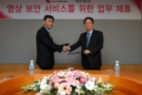 하나로텔레콤 사업기획실 최용석 실장(사진 左), 포스데이타 컨버전스본부장 정유식 상무(사진 右)가 업무 제휴식에서 악수하고 있다. 