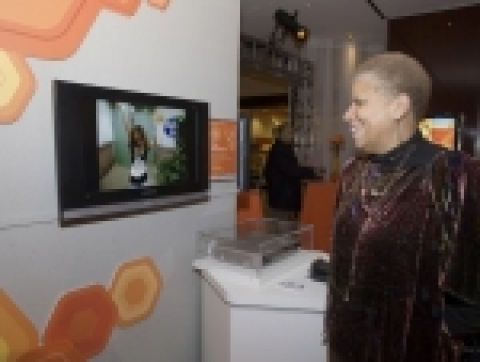 뉴욕 타임워너센터 빌딩에서 전시되는 <Home to the future> 행사기간중 방문객이 삼성전자의 양방향 디지털 TV를 호기심있게 쳐다보고 있다. 