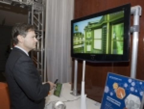 뉴욕 타임워너센터 빌딩에서 전시되는 &lt;Home to the future&gt; 행사기간중 방문객이 삼성전자의 양방향 디지털 TV를 호기심있게 쳐다보고 있다.