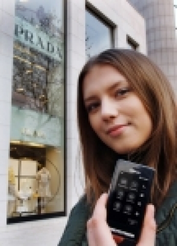 LG전자(www.lge.com)와 프라다는 19일(金) 세계 최초로 완벽한 터치 스크린을 적용한 ‘프라다폰(모델명:LG-KE850)’을 공개했다. 