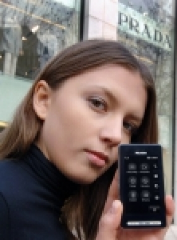 LG전자(www.lge.com)와 프라다는 19일(金) 세계 최초로 완벽한 터치 스크린을 적용한 ‘프라다폰(모델명:LG-KE850)’을 공개했다. 