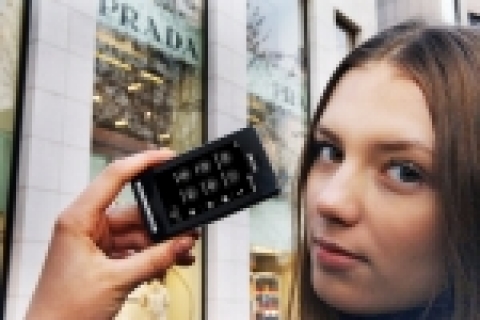 LG전자(www.lge.com)와 프라다는 19일(金) 세계 최초로 완벽한 터치 스크린을 적용한 ‘프라다폰(모델명:LG-KE850)’을 공개했다. 