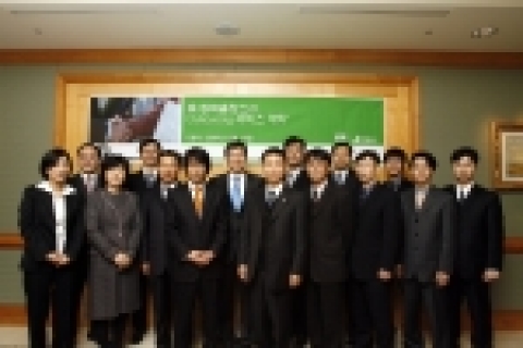 한국HP 최준근 사장(사진 왼편)과 동화홀딩스의 COO 겸 (주)이유니크 대표이사 김종수(사진 오른편)가 JW 메리어트 호텔에서 17일 IT 아웃소싱에 대한 계약을 체결했다.