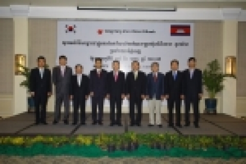 동양종합금융증권(대표이사 全相一)은 1월 18일 캄보디아 프놈펜시 래플스호텔에서 동양종합금융증권 전상일 사장(좌측으로부터 다섯째), 백창기 투자은행본부장(우측으로부터 두번째), 박