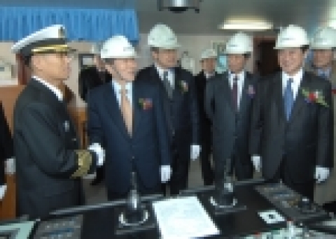 후판로로선 취항을 축하하는 김성진 해양수산부장관(좌측 두번째),박승호 포항시장, 최길선 현대중공업사장, 윤석만 포스코사장