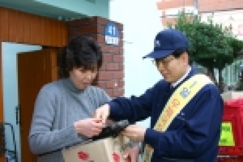 국찬표(오른쪽) 우정사업운영위원회 위원장이 19일 부산연제우체국의 1일 우체국장이 되어 우편물접수, 금융창구 업무와 함께 집배현장을 체험하고 우편서비스 개선에 대하여 고객과의 의견