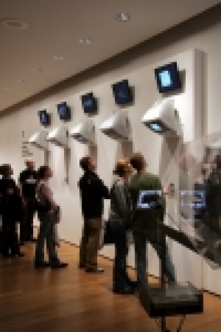 삼성전자는 작년 11월에 뉴욕 현대미술관(MOMA:The Museum of Modern Art)에서 미디어 아티스트계의 거장인 MIT대학 존 마에다(John Maeda)교수의 대표