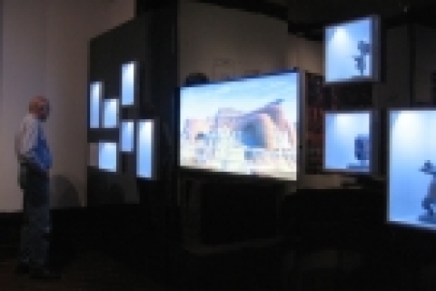 뉴욕 현대미술관을 방문한 관람객들이 삼성 모니터를 활용한 디지털 책을 관람하고 있다.