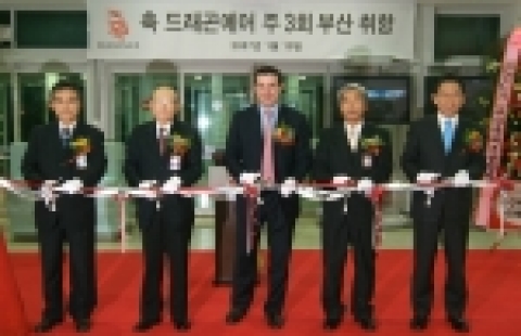 1월 19일 드래곤에어 취항 기념 행사에 참석한 관계자들이 테이프 커팅하는 모습입니다. 사진 좌측으로부터 부산지방 항공청 국장 홍명호, 관광협회 회장 고광철, 캐세이패시픽항공 한국
