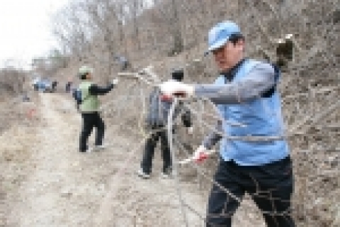 포스코 봉사단은 20일 나눔의 토요일을 맞아 포항주재 임직원 및 가족 등 2,600여명이 참가한 가운데 ‘겨울산 보호’를 테마로 다양한 활동을 펼쳤다.