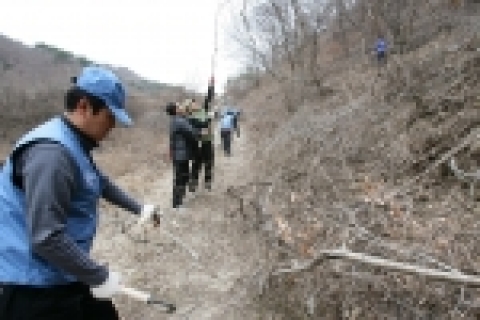 포스코 봉사단은 20일 나눔의 토요일을 맞아 포항주재 임직원 및 가족 등 2,600여명이 참가한 가운데 ‘겨울산 보호’를 테마로 다양한 활동을 펼쳤다.