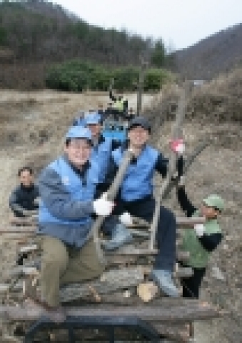 포스코 봉사단은 20일 나눔의 토요일을 맞아 포항주재 임직원 및 가족 등 2,600여명이 참가한 가운데 ‘겨울산 보호’를 테마로 다양한 활동을 펼쳤다.