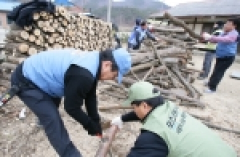 포스코 봉사단은 20일 나눔의 토요일을 맞아 포항주재 임직원 및 가족 등 2,600여명이 참가한 가운데 ‘겨울산 보호’를 테마로 다양한 활동을 펼쳤다.