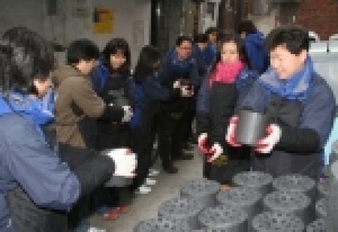 CJ인터넷 임직원들이 동작본동에서 연탄을 나르고 있는 모습