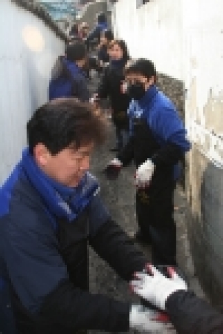 CJ인터넷 임직원들이 동작본동에서 연탄을 나르고 있는 모습