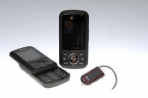 LG전자(www.lge.com)는 블루투스 헤드셋을 이용해 자유롭게 상대방의 얼굴을 보며 통화를 할 수 있는 HSDPA폰인 ‘블루투스 영상통화폰’(모델명: LG-SH110)을 출시