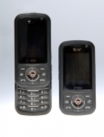 LG전자(www.lge.com)는 블루투스 헤드셋을 이용해 자유롭게 상대방의 얼굴을 보며 통화를 할 수 있는 HSDPA폰인 ‘블루투스 영상통화폰’(모델명: LG-SH110)을 출시