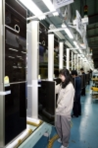 삼성전자 광주사업장 에어컨 생산라인에 근무하는 직원들이 한겨울에도 불구하고 2007년형 신제품 생산에 구슬땀을 흘리고 있다