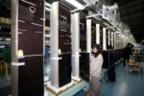 삼성전자 광주사업장 에어컨 생산라인에 근무하는 직원들이 한겨울에도 불구하고 2007년형 신제품 생산에 구슬땀을 흘리고 있다