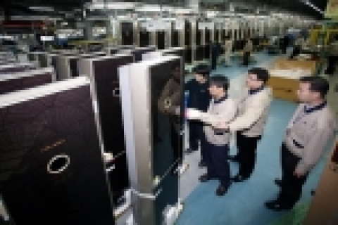 삼성전자 광주사업장 에어컨 생산라인에 근무하는 직원들이 한겨울에도 불구하고 2007년형 신제품 생산에 구슬땀을 흘리고 있다