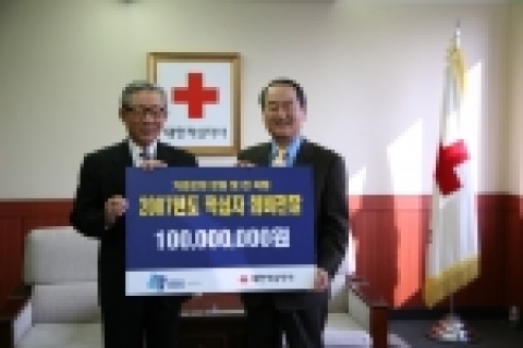 강권석 IBK 기업은행장(사진 오른쪽)이 적십자사에 1억원의 특별회비를 전달하고 한완상 대한적십자사 총재(사진 왼쪽)과 함께 기념촬영을 하고 있다.