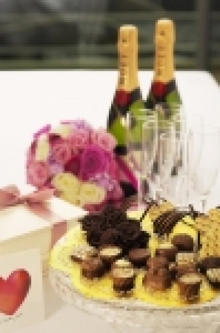 메이필드호텔의 이탈리안 레스토랑 `라페스타’에서는 식상한 발렌타인데이 이벤트가 아닌 이색적인 프로포즈를 계획하는 연인들을 위해 2월 14일 특별한 서비스를 마련한다.