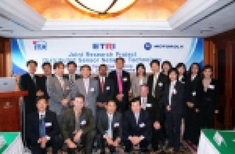 ETRI 텔레매틱스.USN연구단은 지난해 10월, ETRI-모토로라 간 국제공동연구 프로젝트관련, 제 1차 국제공동개발 운영위원회를 개최했다. 사진은 운영위후 운영위 관계자들이 포